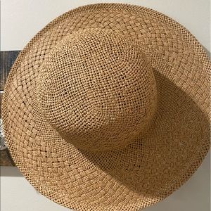 Roxy straw weave hat size S/M. Never worn.